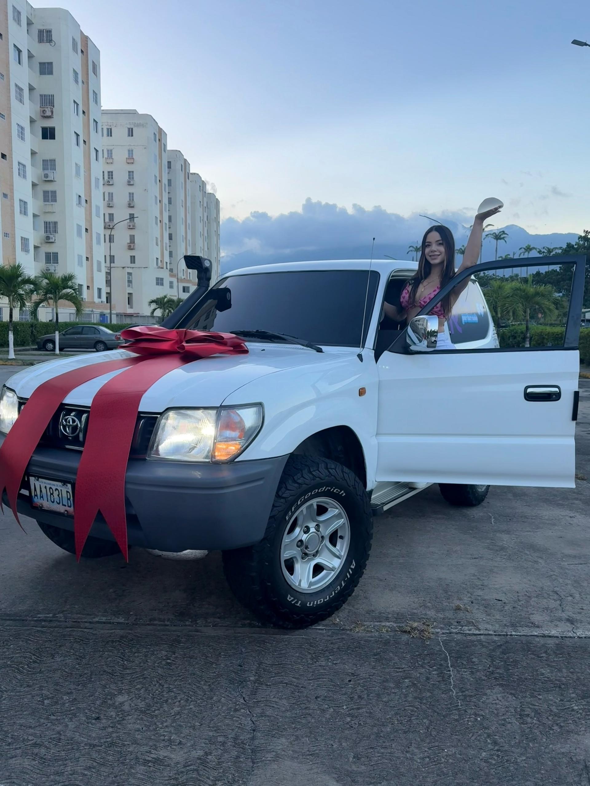 🍀🎁🏆 ¡Gana una Camioneta Toyota Meru 2009 y un Paquete de Cirugías Estéticas!🍀🎁🏆